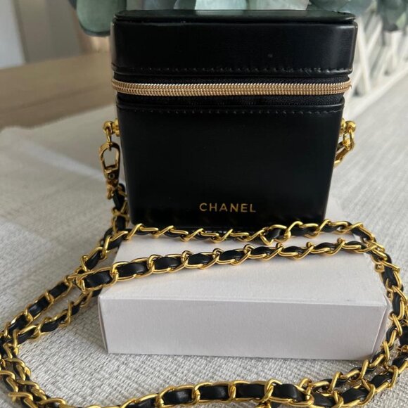 Chanel Beauty Makeup Crossbody Bag with Mirror & Detachable Chain Black Gold NIB - Picture 1 of 10
